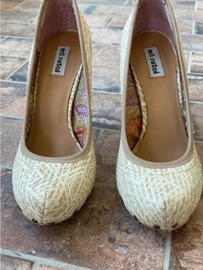 Not Rated Cream Woven Round-Toe heels